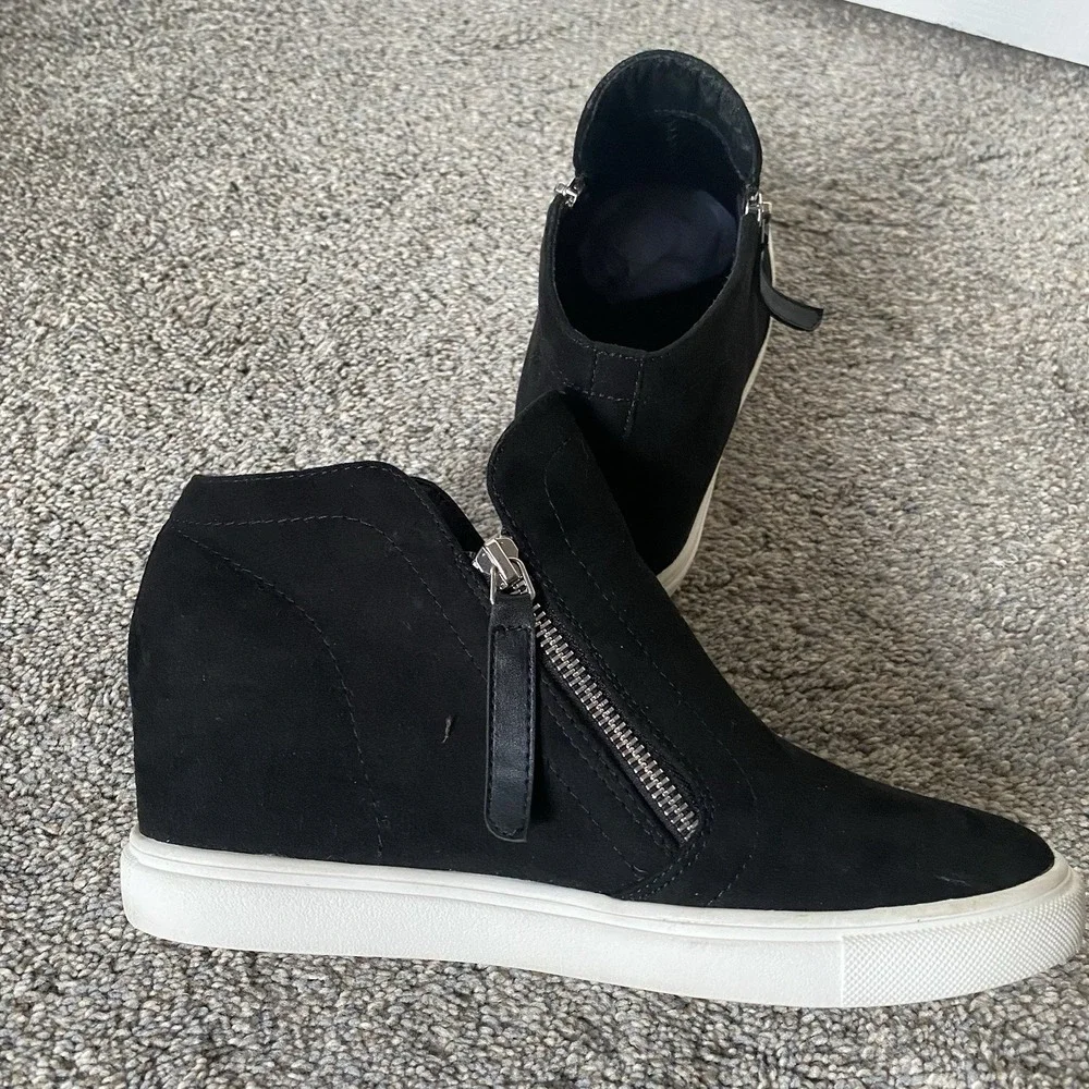 Madden Girl Hidden Wedge Sneakers Sz 8.5M Black Faux Suede Side Zip Sporty Chic